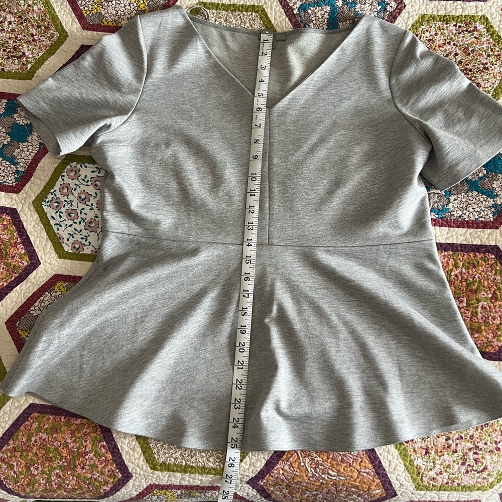 COS Gray Short Sleeve Fitted with Stretch Flare Top in Size Lg